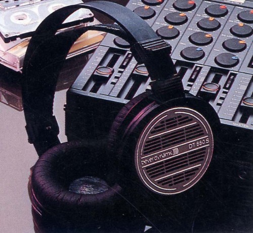 DT880STUDIO.JPG - 76,597BYTES